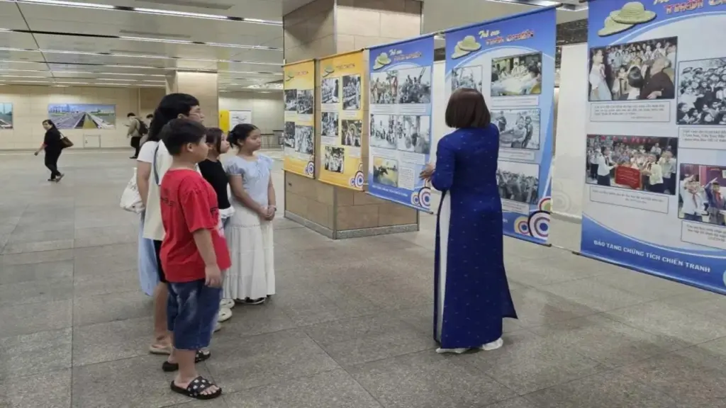Triển lãm "Trẻ em thời chiến" lần đầu được tổ chức tại ga metro TPHCM