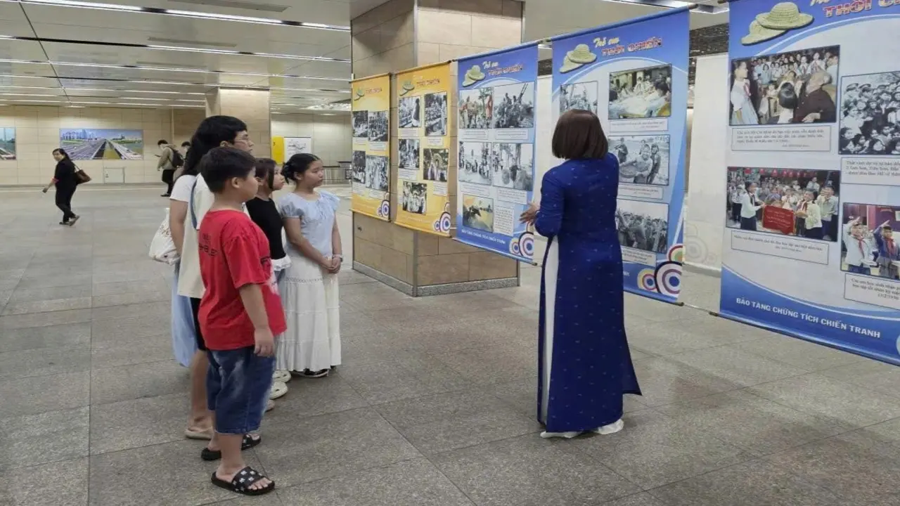 Triển lãm "Trẻ em thời chiến" lần đầu được tổ chức tại ga metro TPHCM