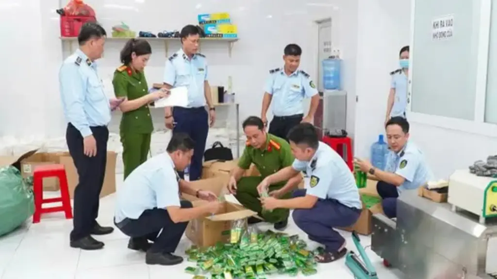 Triệt phá đường dây sản xuất hơn 27.000 chai dầu gió giả nhãn hiệu nổi tiếng