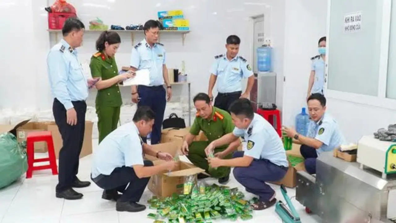 Triệt phá đường dây sản xuất hơn 27.000 chai dầu gió giả nhãn hiệu nổi tiếng