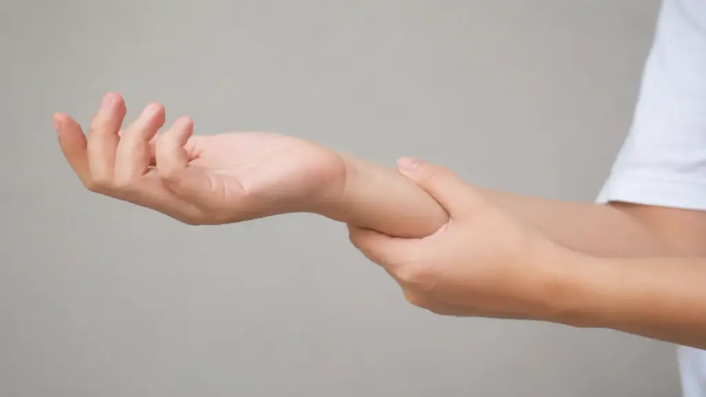 Triệu chứng ở tay, chân, răng cảnh báo loãng xương
