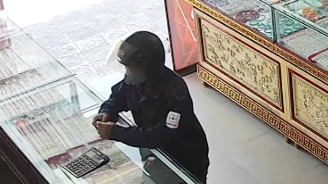 Trộm xe máy, điện thoại rồi cướp giật dây chuyền vàng, vứt xe xuống sông phi tang do không bán được