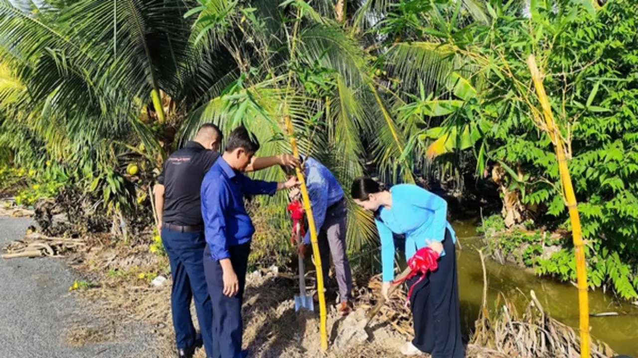 Trồng tre Đằng Ngà, tre Mạnh Tông nhân ngày sinh nhật Bác Hồ
