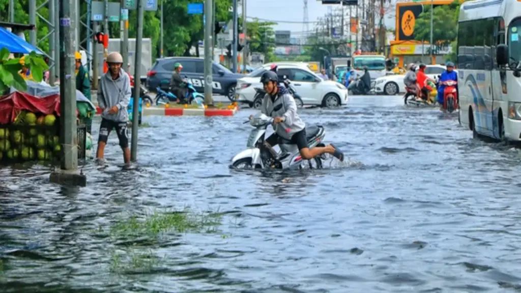 Trưa nay TP.HCM tối sầm như ban đêm, mưa lớn khiến nhiều tuyến đường ngập nặng