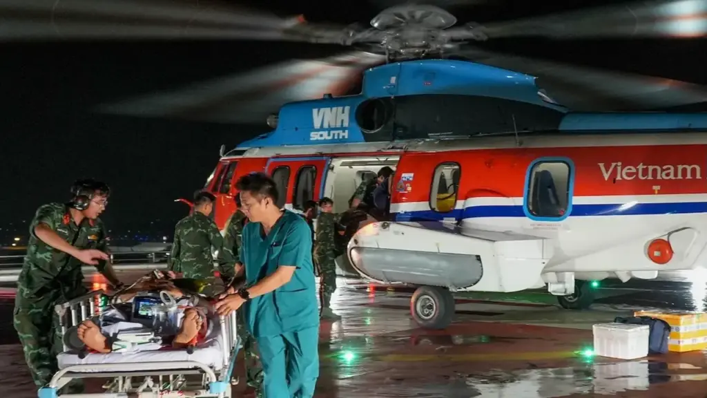Trực thăng đưa nam công nhân ngã trọng thương ở Trường Sa vào đất liền