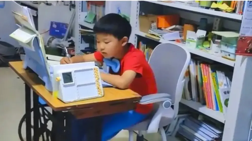 Trung Quốc: Mẹ chế bàn học từ máy khâu cũ để giúp con trai tập trung học