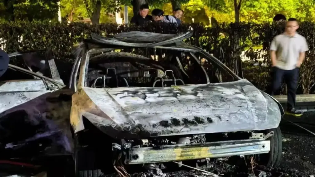 Trung Quốc: Xe MG5 bốc cháy khi đang đỗ