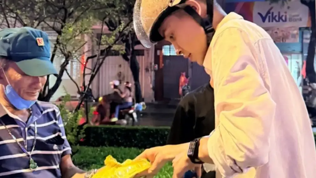 Trung úy công an dành dụm tiền lương để phát cơm tặng người nghèo