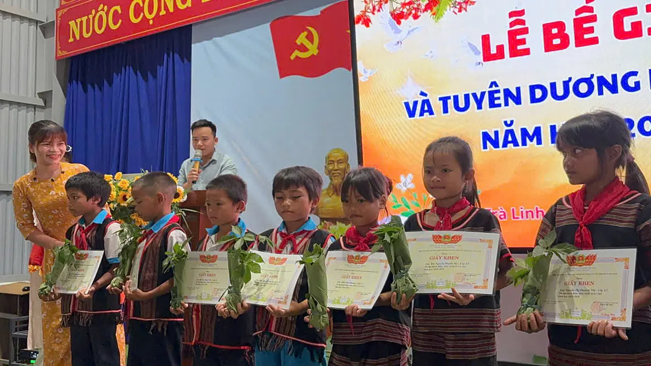 Trường miền núi thưởng học sinh giỏi 5 cây sâm Ngọc Linh