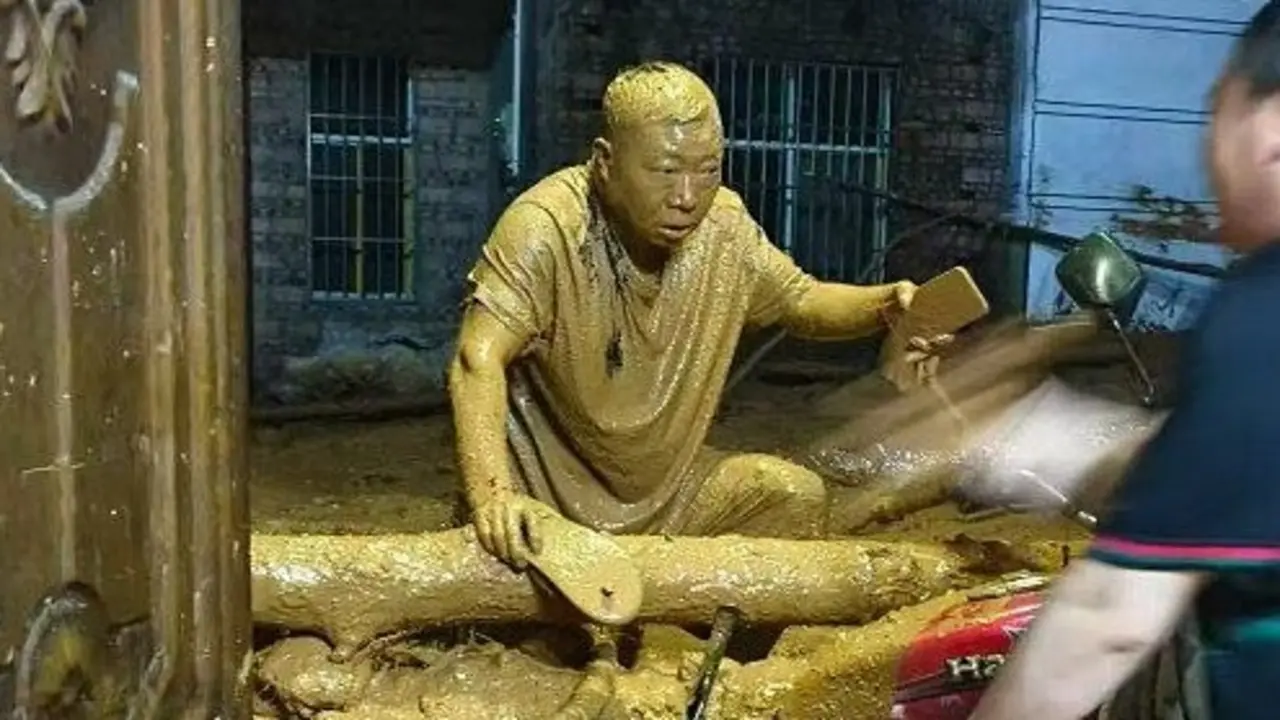 Trưởng thôn 'người bùn' cứu cả làng trước khi núi lở