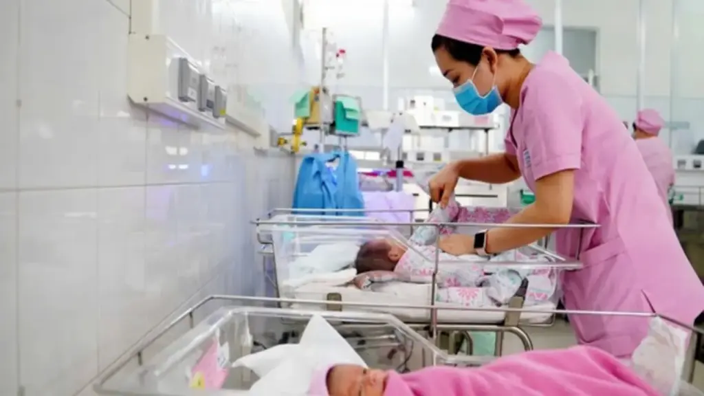 Từ 2027, phụ nữ sinh đủ 2 con trước 35 tuổi được hỗ trợ 2 triệu