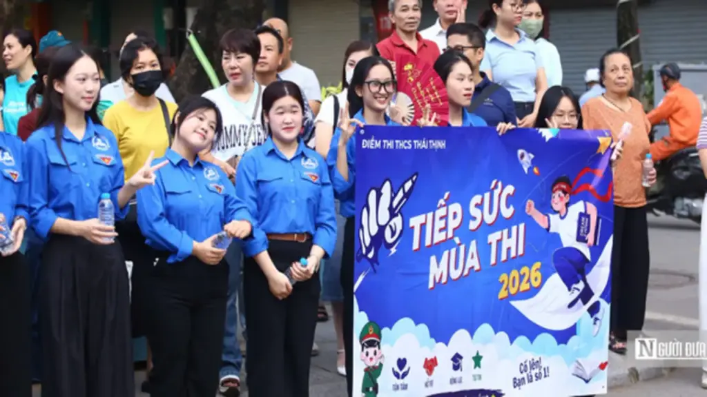 Từ cổng trường thi vào lớp 10: Sắc xanh tình nguyện tiếp sức mùa thi