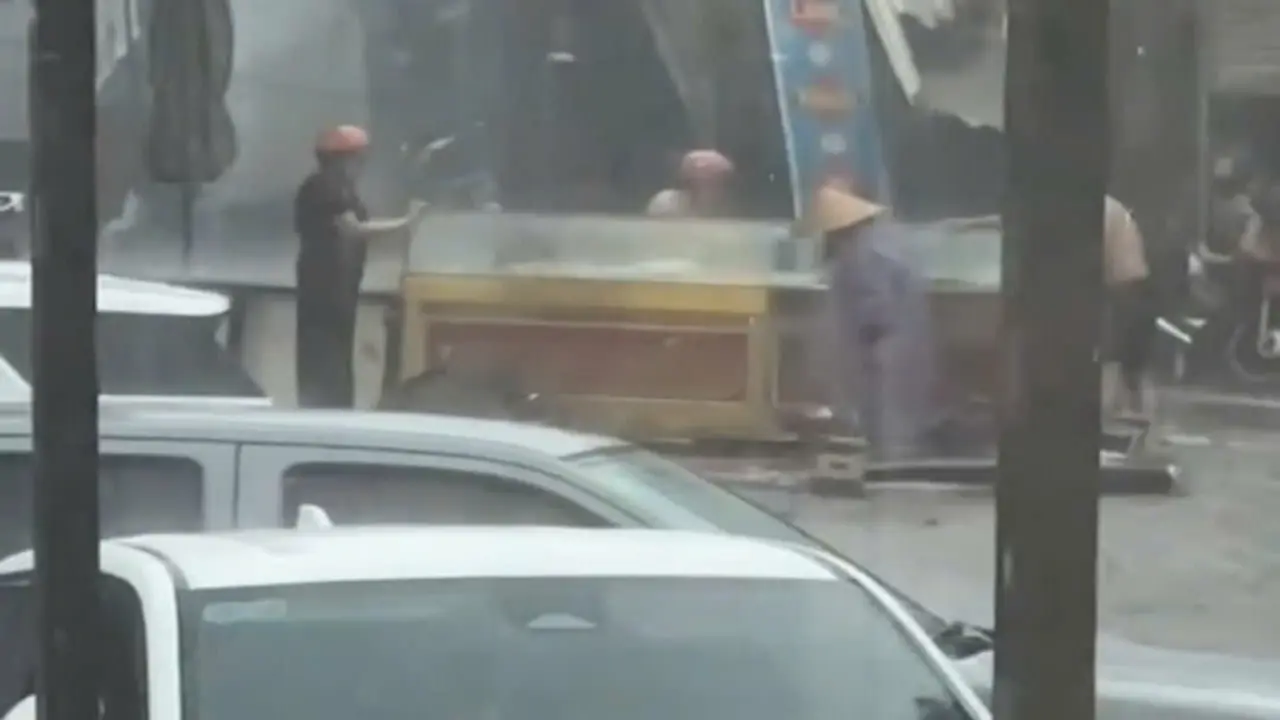 Tủ tiệm vàng bị dông lốc cuốn bay ra đường, nhiều trang sức bị nước cuốn