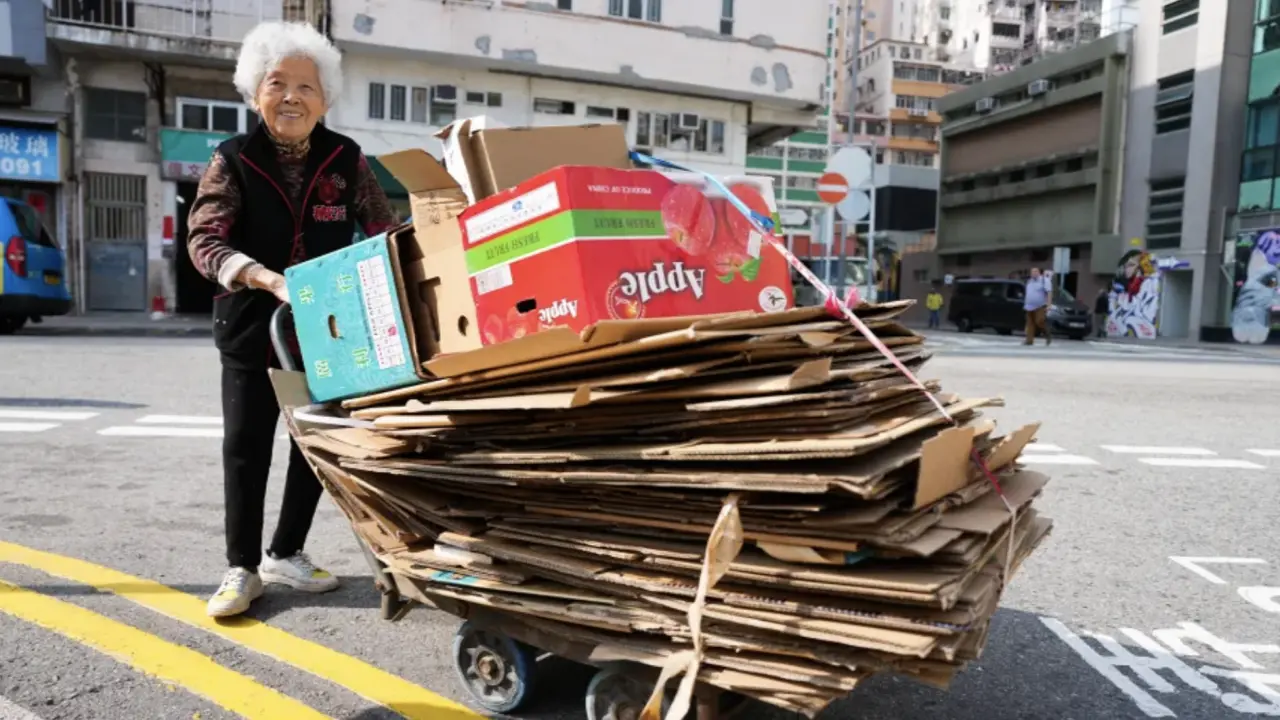 Tuổi xế chiều của 'cụ bà nhặt giấy vụn' tại Hong Kong