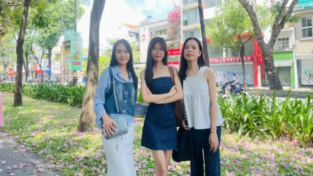 Tuyến đường hoa kèn hồng rực rỡ, người trẻ mê mệt tìm đến check-in