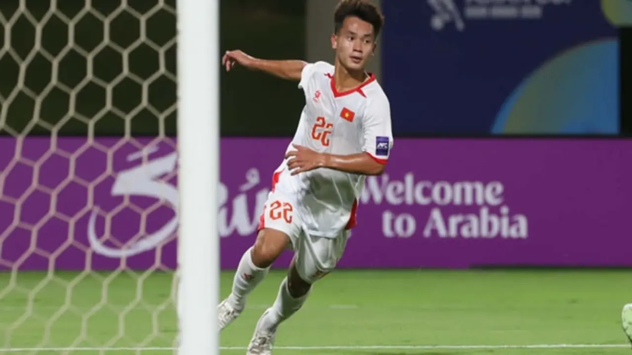 U.17 Việt Nam càng đá càng giống... U.23: HLV Kim Sang-sik tặng áo 'phù thủy' cho Roland