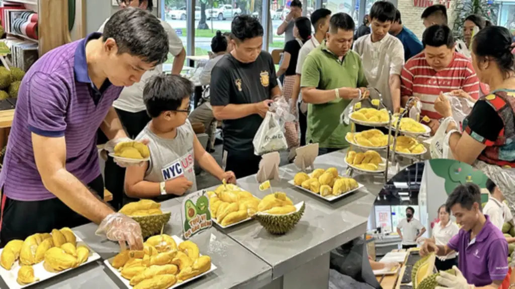 &Ugrave;n ùn khách kéo đến buffet sầu riêng ở TP.HCM ngày đầu: Cửa hàng tăng thêm 2 tấn