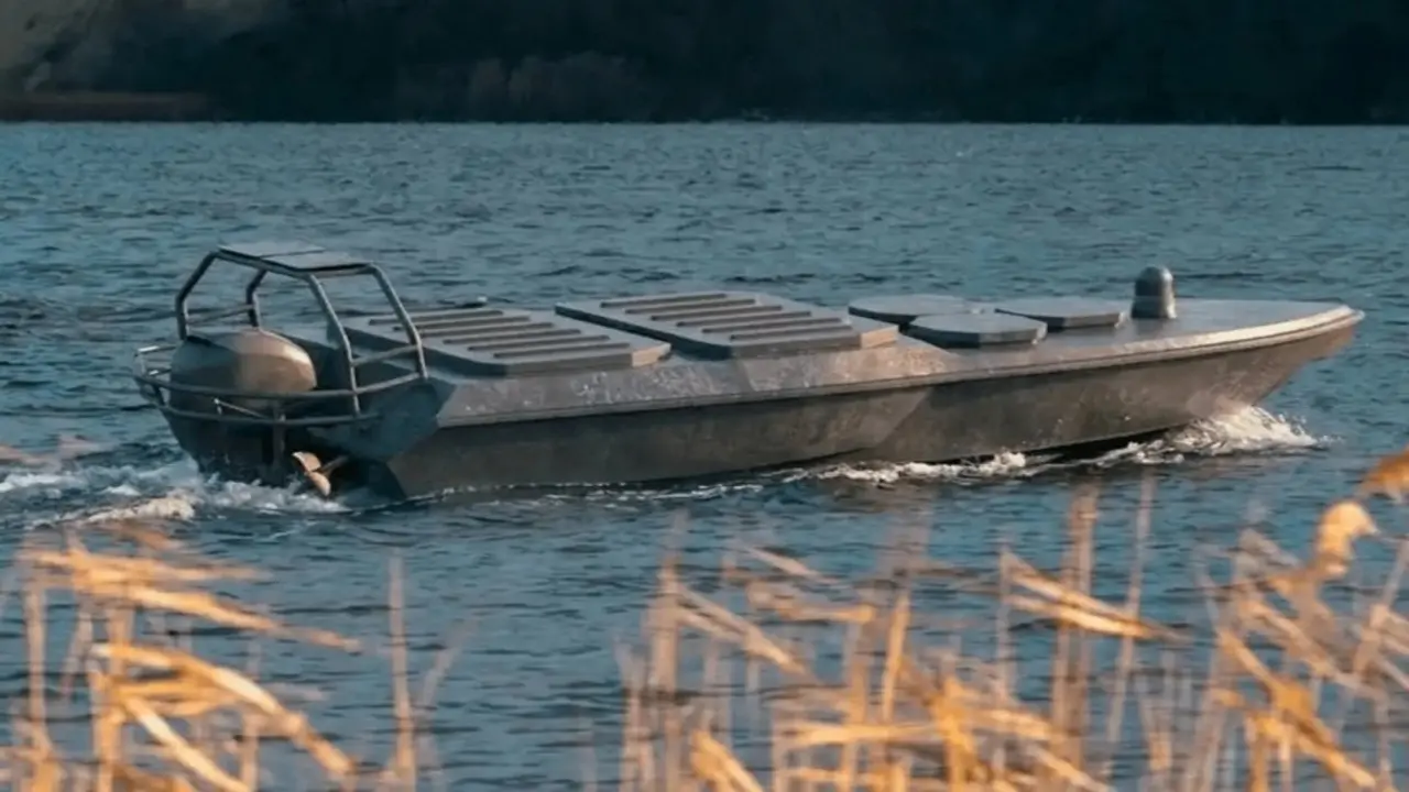 Ukraine hé lộ "tàu sân bay" không người lái mang 27 UAV AI
