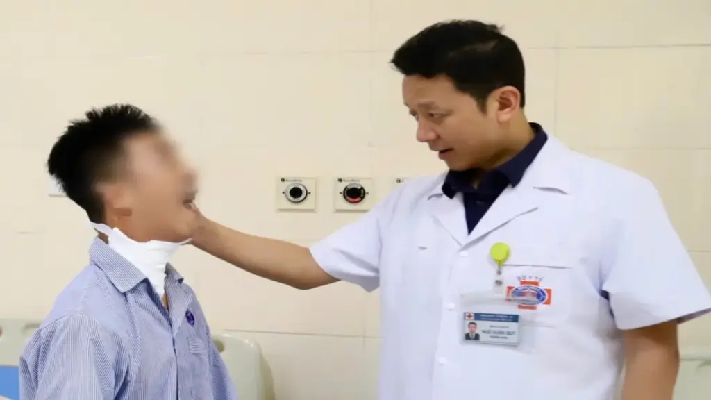 Ung thư lưỡi dễ nhầm lẫn với nhiệt miệng: Dấu hiệu nào để phát hiện sớm?