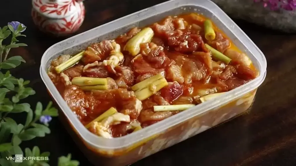 Ướp thịt qua đêm có mất dinh dưỡng?