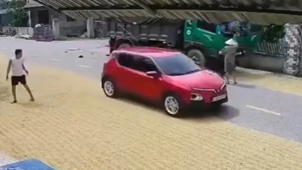 Va chạm xe tải trên đoạn đường phơi lúa, 2 mẹ con tử vong