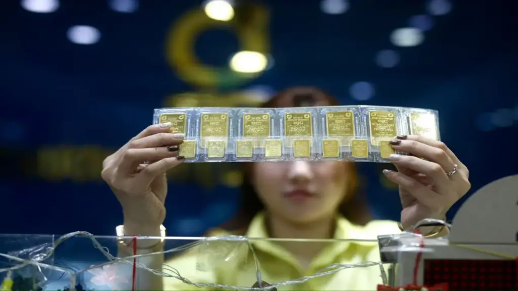 Vàng trong nước giảm nhanh, giá mua vào dưới 160 triệu đồng/lượng