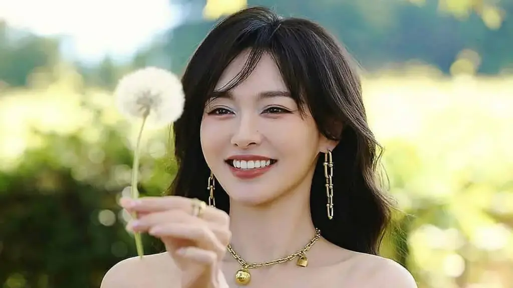 Váy áo gợi cảm của mỹ nhân 'Bên nhau trọn đời'