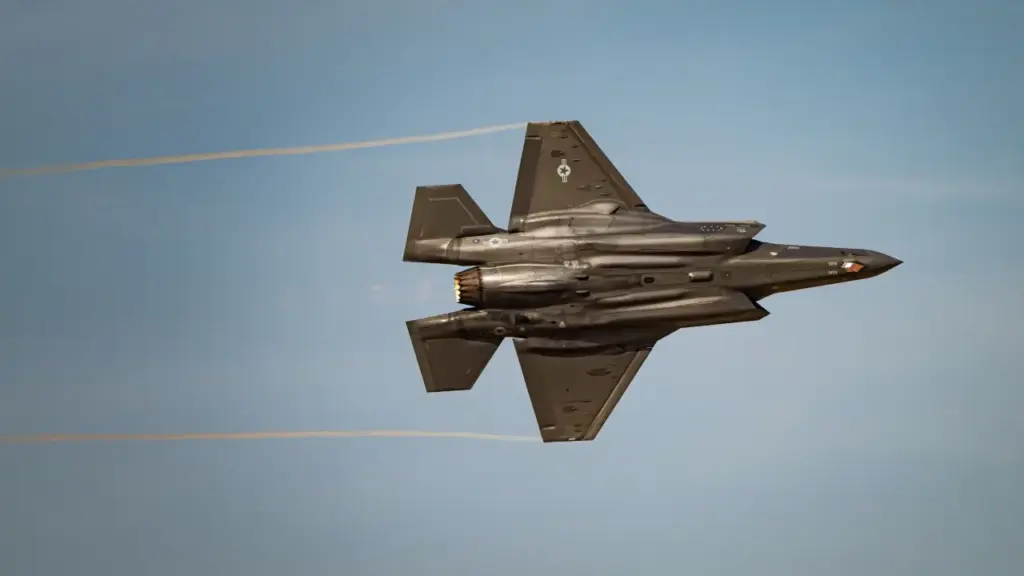 Vệ binh Iran tuyên bố nhắm bắn tiêm kích F-35 Mỹ
