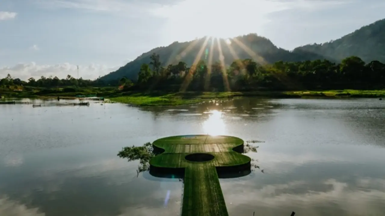 Về hồ Ô Thum ngắm non nước hữu tình, thưởng thức gà đốt lá chúc
