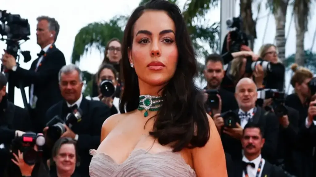 Vị hôn thê của Ronaldo khoe sắc vóc nóng bỏng ở Cannes