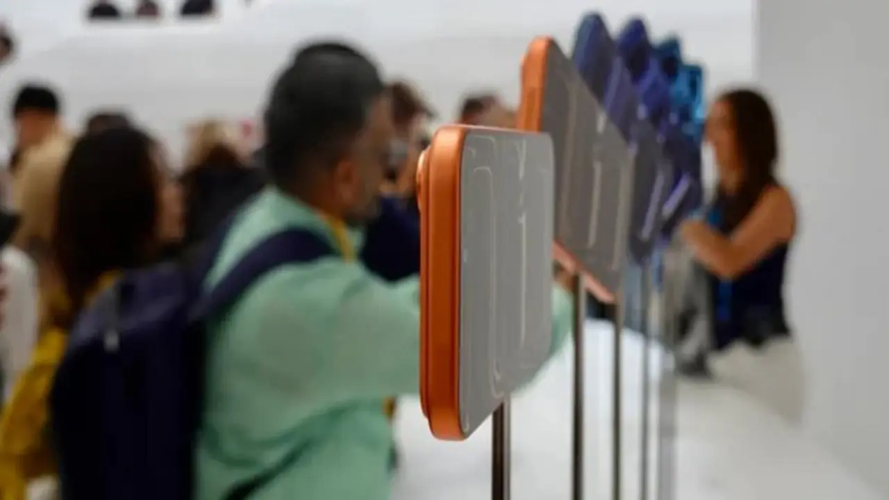 Vì sao iPhone 17 Pro có 'vết cắt' kỳ lạ ở cạnh trên?