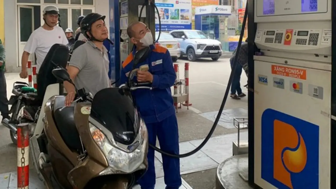 Vì sao không nên để xe gần cạn xăng, dầu mới đi đổ?