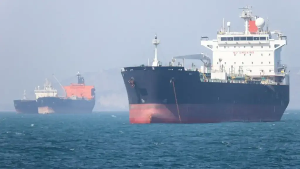 Vì sao Mỹ dừng hộ tống tàu qua eo biển Hormuz ?