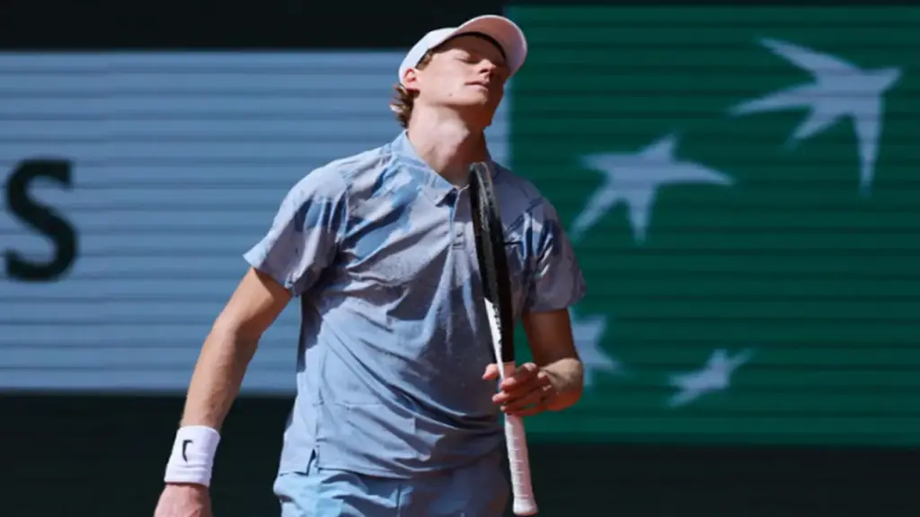 Vì sao Sinner bị loại sớm tại Roland Garros?