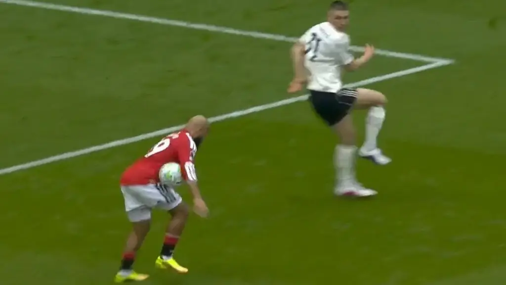 Vì sao trọng tài vẫn công nhận bàn của Man Utd dù VAR can thiệp?