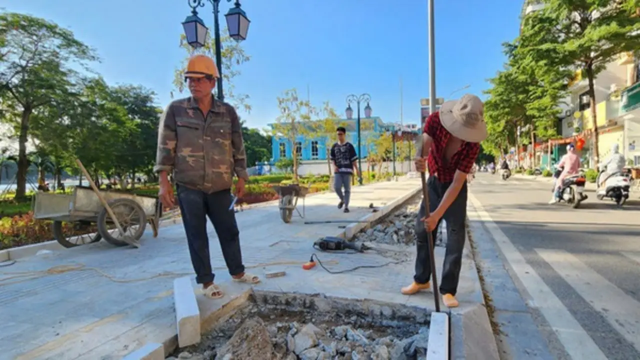 Vì sao vỉa hè gần công viên Thống nhất bị đào bới nham nhở?