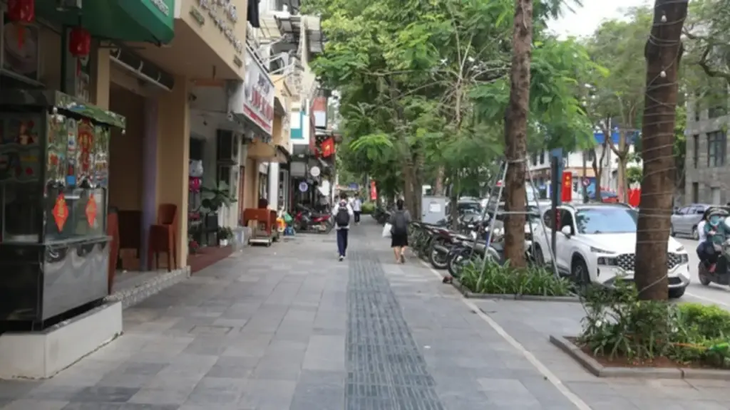 Vỉa hè Hà Nội thông thoáng, hộ kinh doanh mong sớm có cơ chế thuê