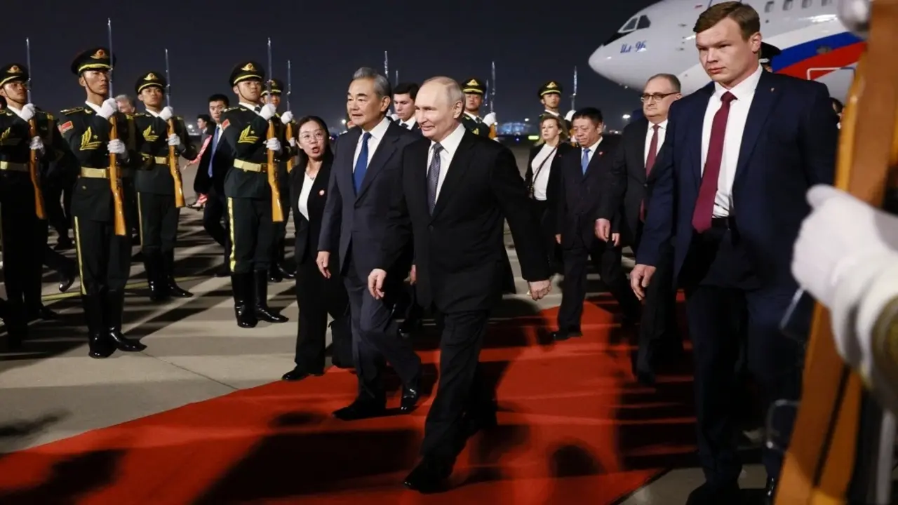 Video ông Putin cởi áo khoác ở Trung Quốc gây sốt mạng
