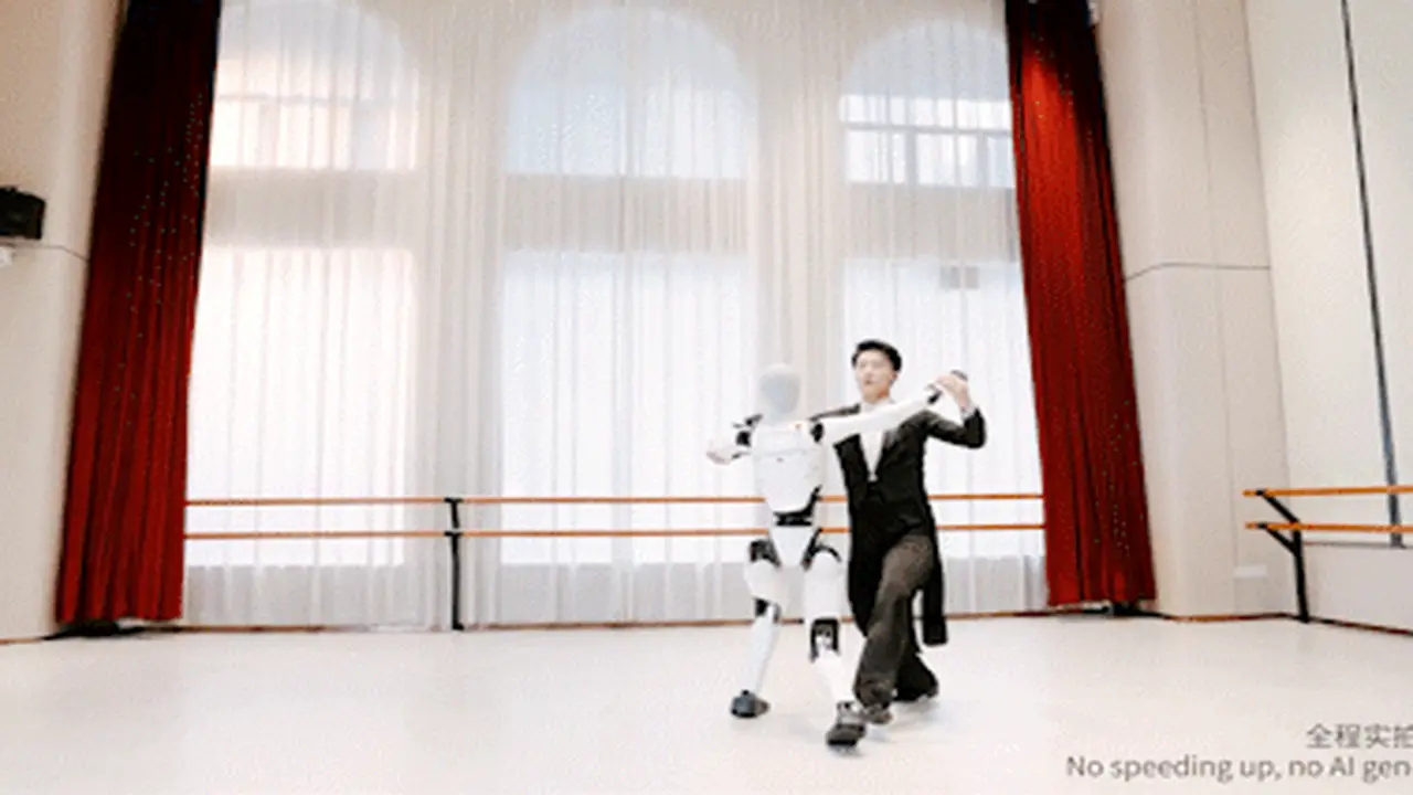 Video robot Trung Quốc múa ballet cùng người thật gây sốt mạng