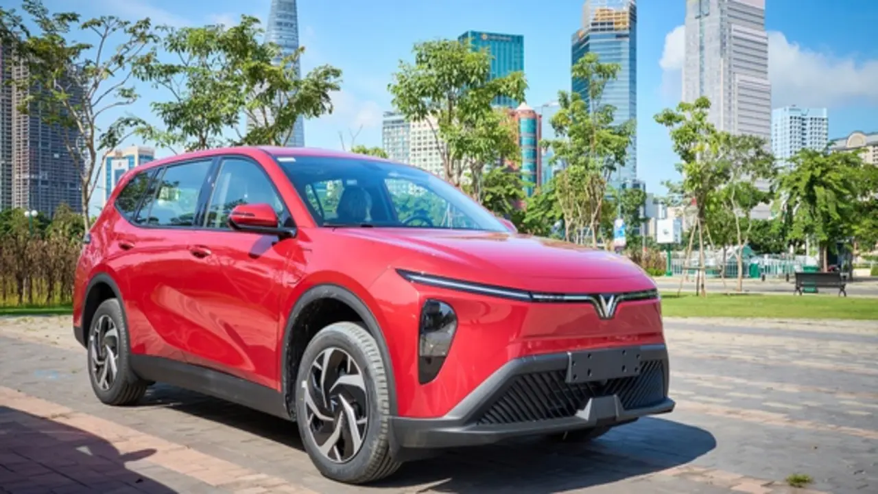 VinFast bàn giao 24.774 xe điện trong tháng 4, Limo Green trở thành 'gà đẻ trứng vàng'