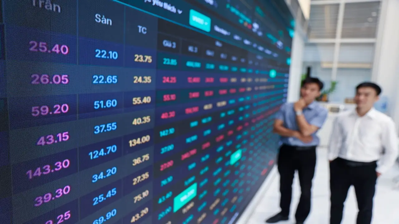 VN-Index biến động 'như tàu lượn'