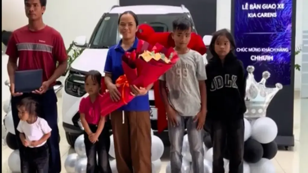 Vợ chồng làm rẫy nuôi 4 con mua ô tô sau nhiều năm tích góp, thanh toán tiền mặt