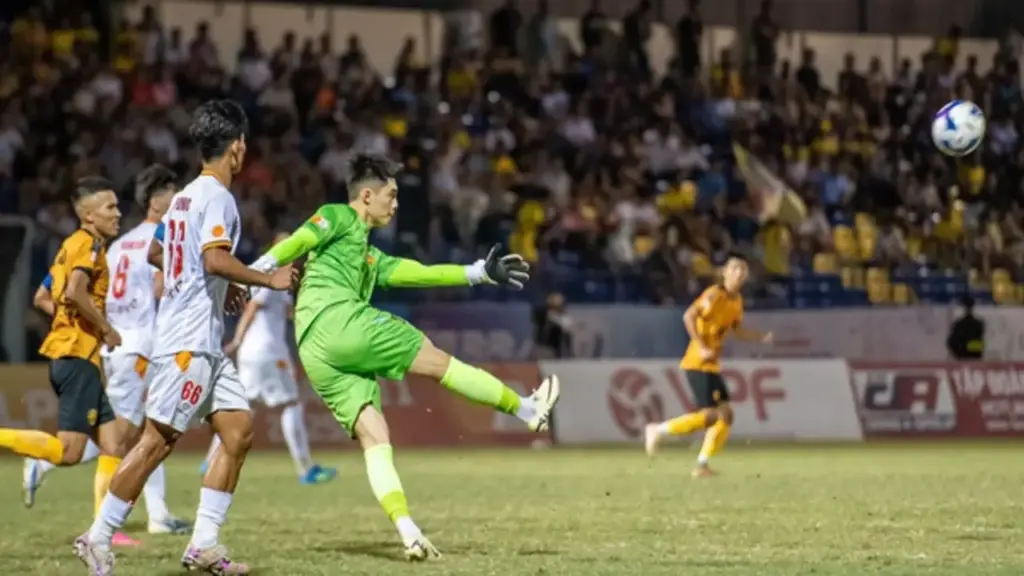 Vòng xoáy trụ hạng V-League bùng nổ: HAGL mất ăn mất ngủ cùng 4 cái tên nào?
