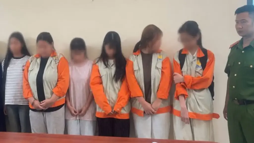 Vụ nữ sinh lớp 10 bị đánh hội đồng trong nhà vệ sinh: Hé lộ nguyên nhân