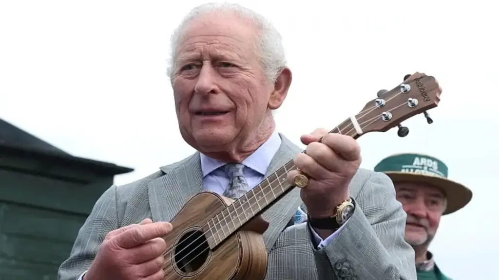 Vua Anh chơi đàn ukulele cùng người dân