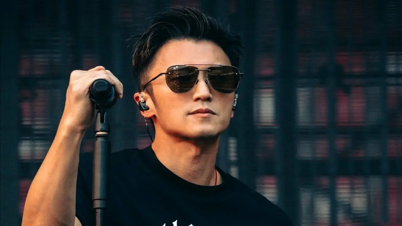 Vương Phi gây sốt khi tới liveshow Tạ Đình Phong