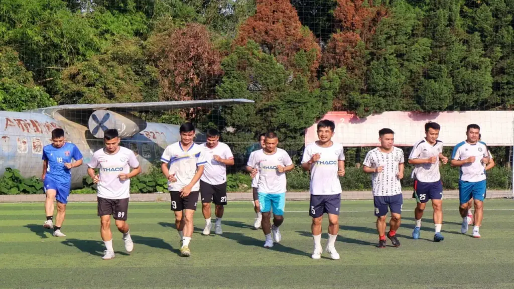 Vượt gần 200km từ Mường Nhé để hội quân đá giải công nhân