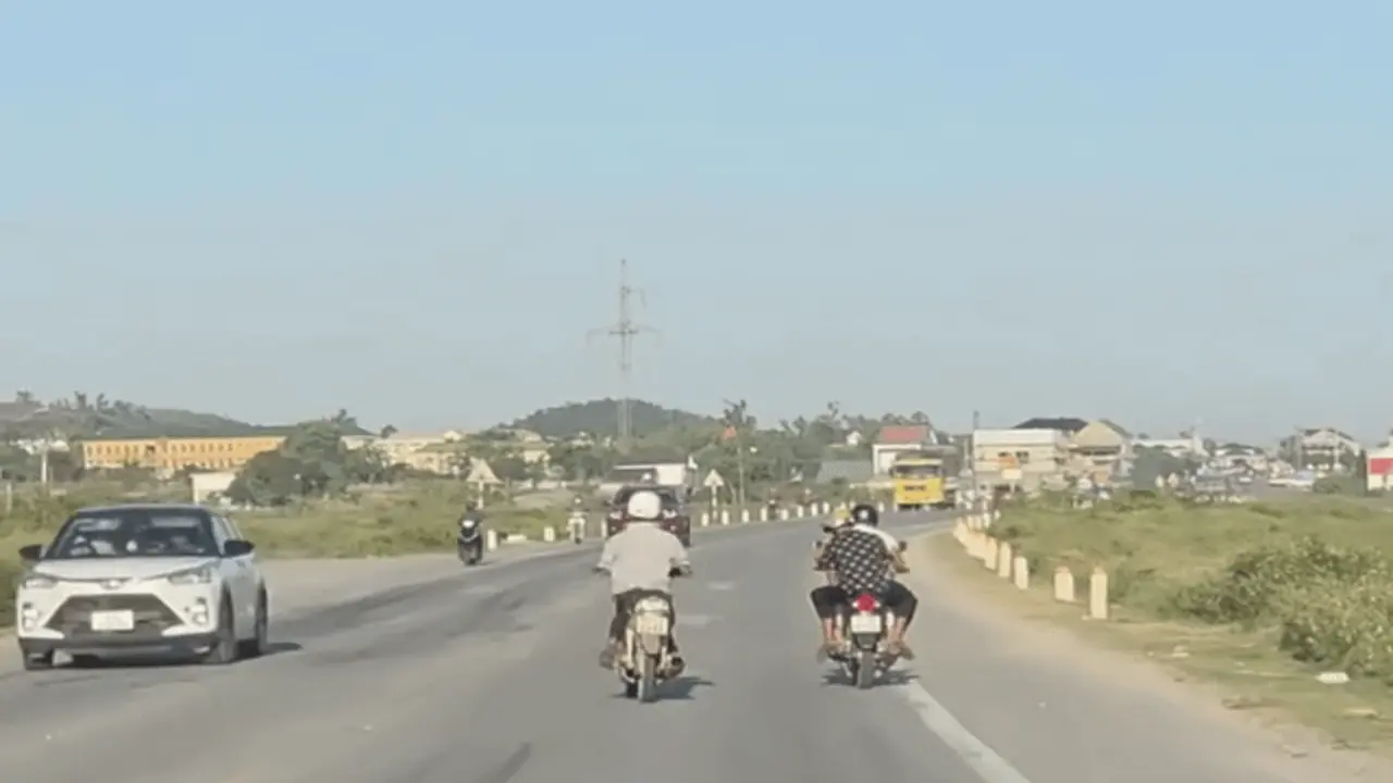 Xác minh hình ảnh người đàn ông “biểu diễn” lạng lách trên quốc lộ
