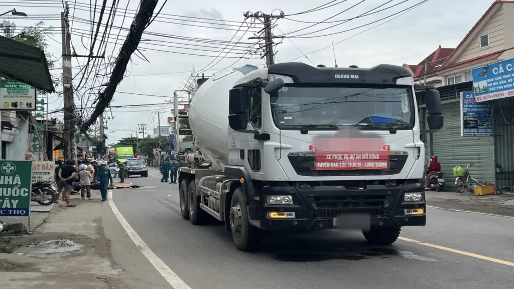 Xe bồn treo biển “phục vụ mở rộng cao tốc” cán chết người ở TPHCM