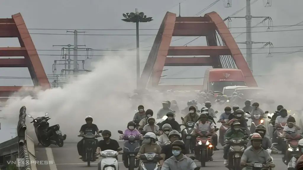 Xe cháy trên cầu Bình Lợi, ùn tắc hơn một km
